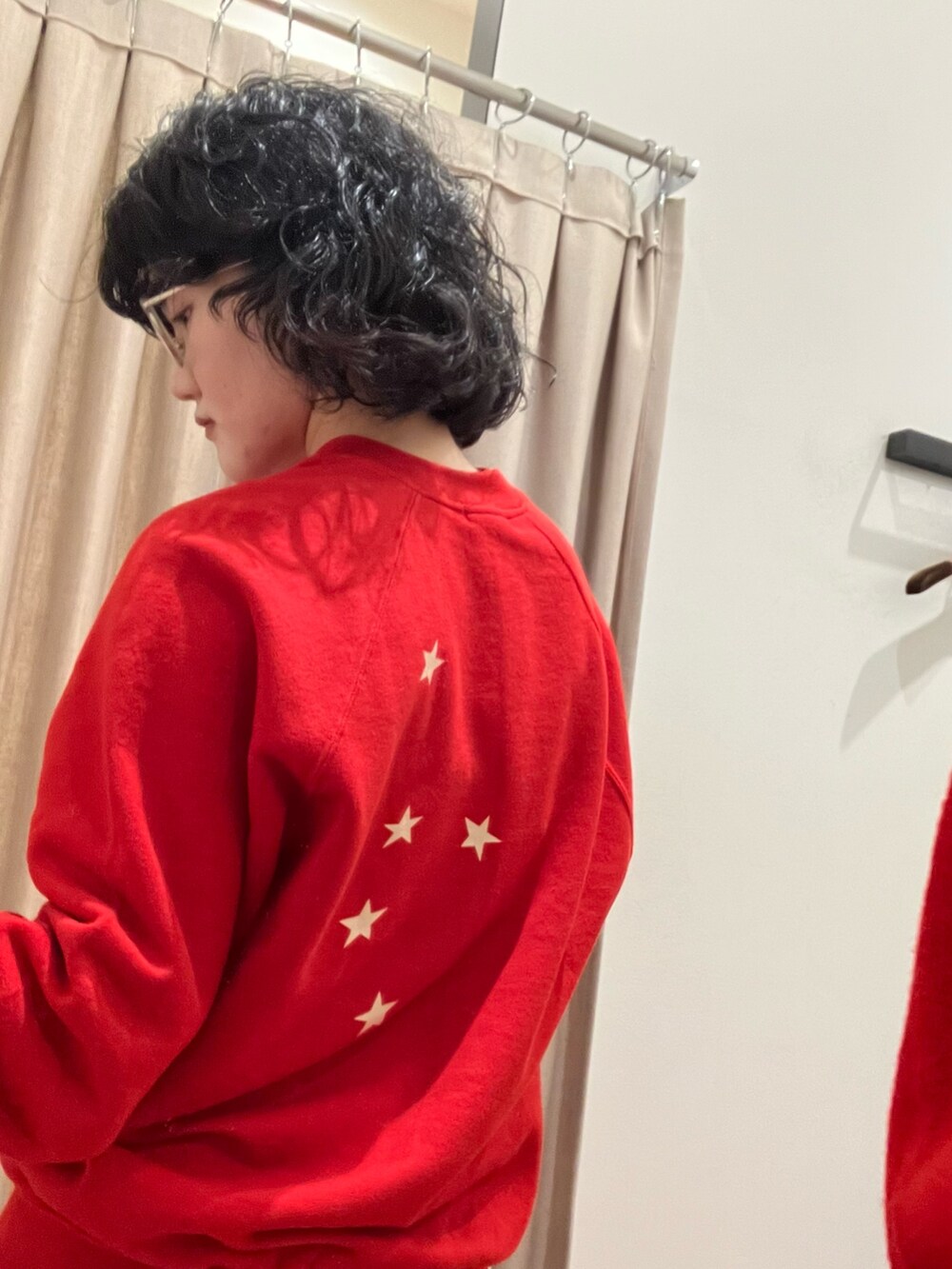 ブラック系のその他アウター、グレー系のその他パンツ、ブラック系のスニーカーを着用したレディースの秋コーディネートの5枚目の写真