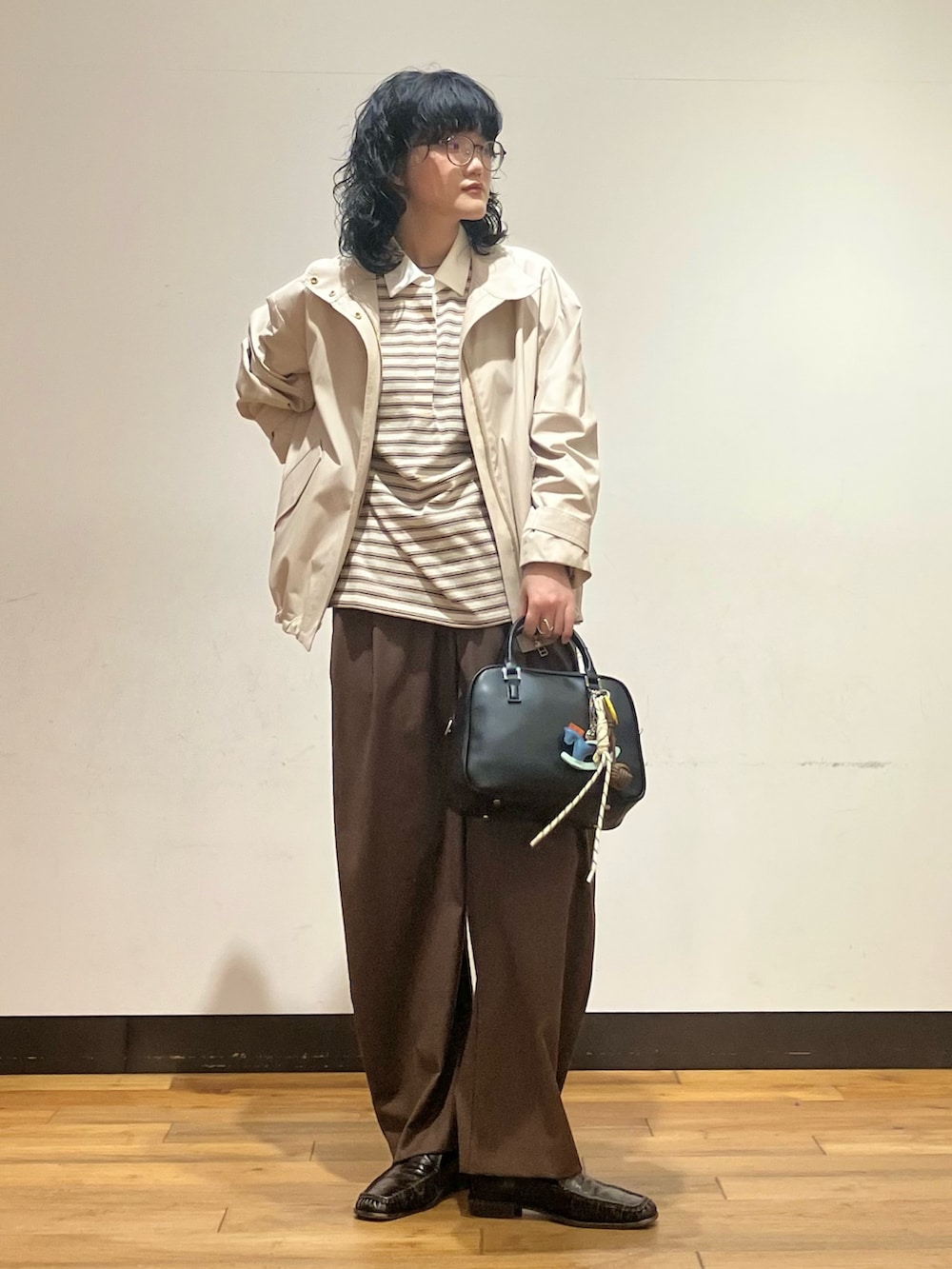 ホワイト系のシャツ/ブラウス、ベージュ系のその他アウター、ブラック系のボストンバッグを着用したレディースの春コーディネートの2枚目の写真