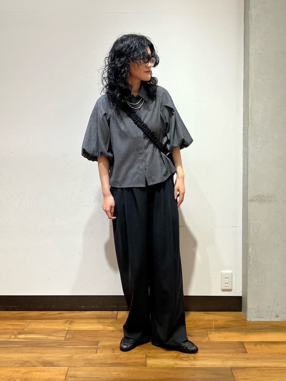ブラック系のシャツ/ブラウス、ブラック系のショルダーバッグ、ブラック系のその他パンツを着用したレディースの夏コーディネートの3枚目の写真