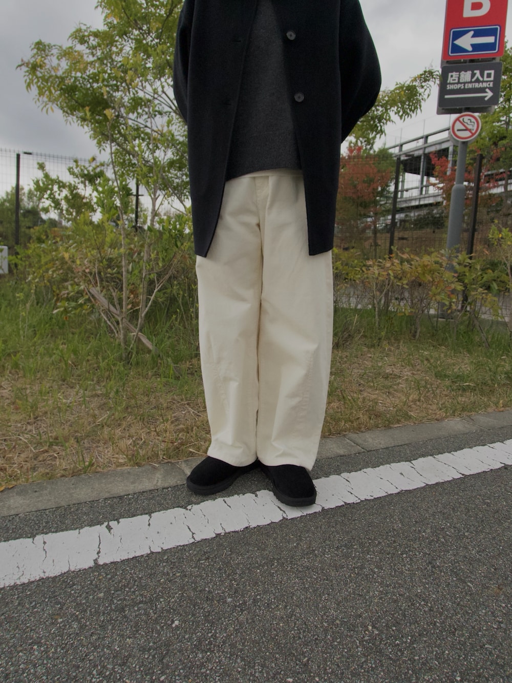 グレー系のニット/セーター、ホワイト系のその他パンツ、ブラック系のその他シューズを着用したレディースの秋コーディネートの4枚目の写真