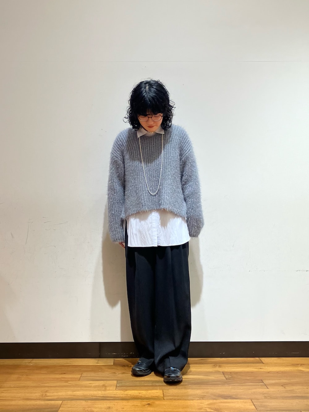 ブラック系のその他パンツ、ブルー系のシャツ/ブラウス、ブラック系のスニーカーを着用したレディースの冬コーディネートの2枚目の写真