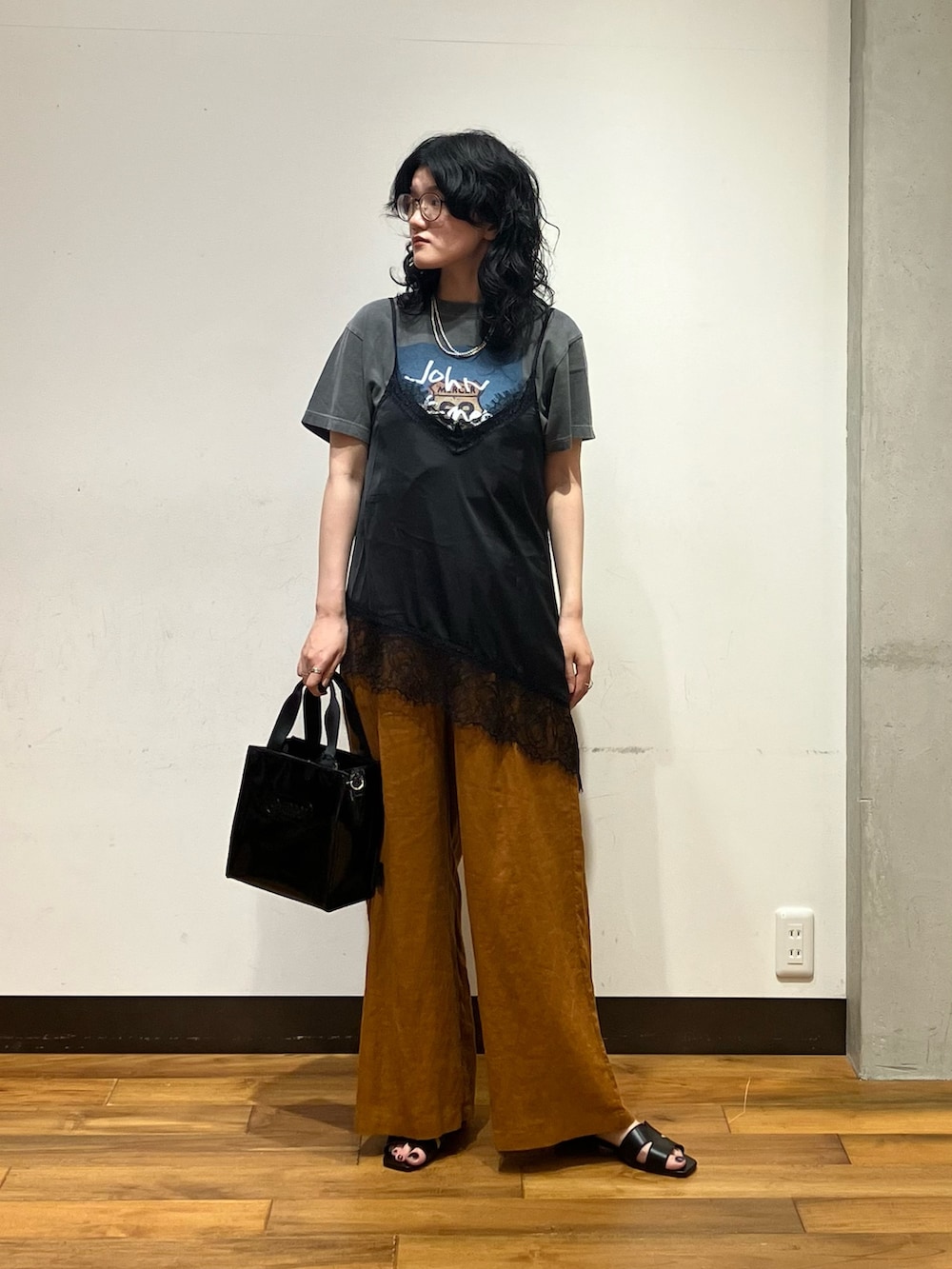 ブラウン系のその他パンツ、ブラック系のサンダル、ブラック系のショルダーバッグを着用したレディースの夏コーディネートの2枚目の写真