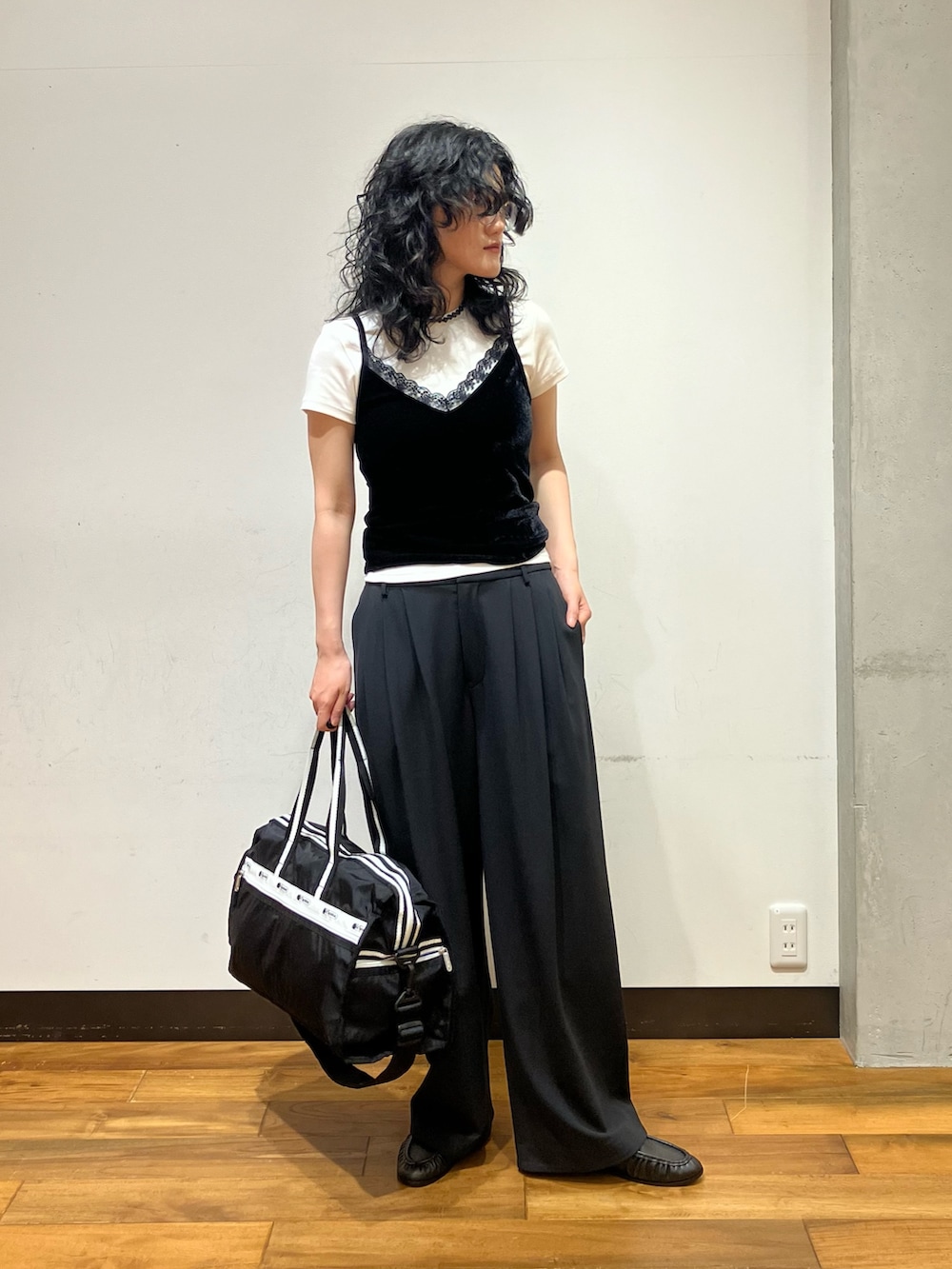 ブラック系のその他パンツ、ブラック系のショルダーバッグ、ブラック系のキャミソールを着用したレディースの夏コーディネートの2枚目の写真