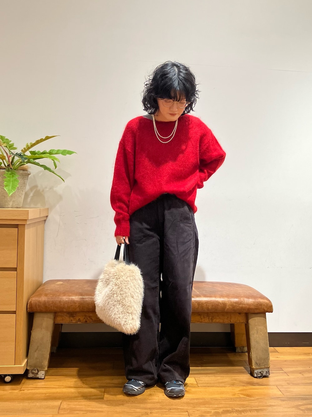 レッド系のニット/セーター、グレー系のピーコート、グレー系のその他パンツを着用したレディースの秋コーディネートの4枚目の写真