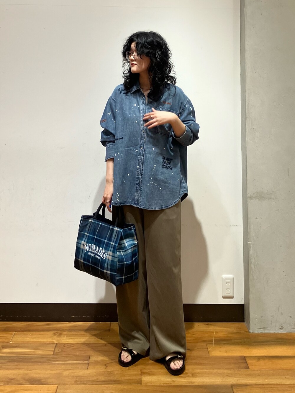 ブルー系のトートバッグ、グリーン系のその他パンツ、ブルー系のシャツ/ブラウスを着用したレディースの夏コーディネートの3枚目の写真