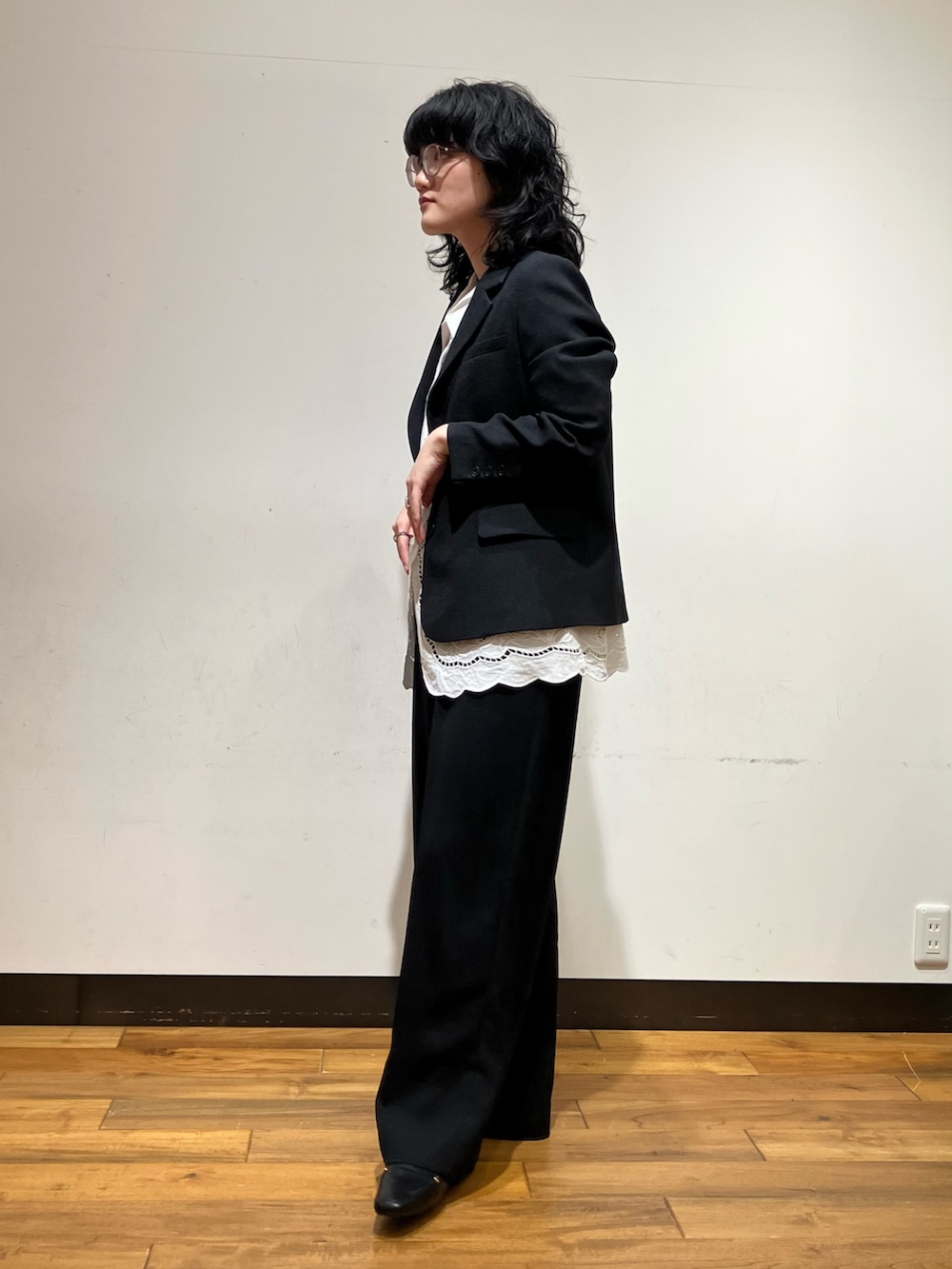 ブラック系のテーラードジャケット、ホワイト系のシャツ/ブラウス、ブラック系のローファーを着用したレディースの春コーディネートの3枚目の写真