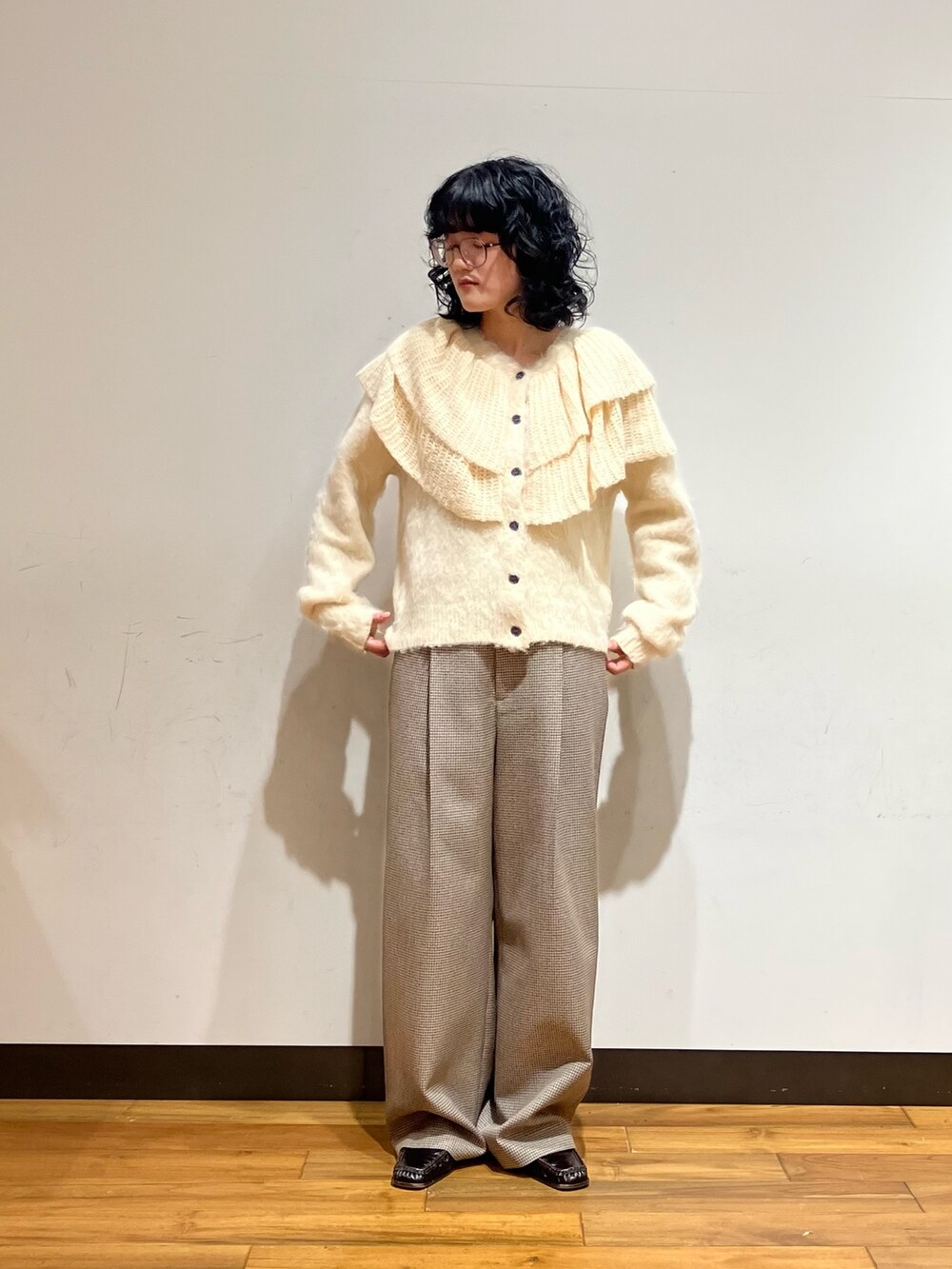 ブラウン系のその他アウター、グレー系のその他パンツ、イエロー系のニット/セーターを着用したレディースの冬コーディネートの3枚目の写真