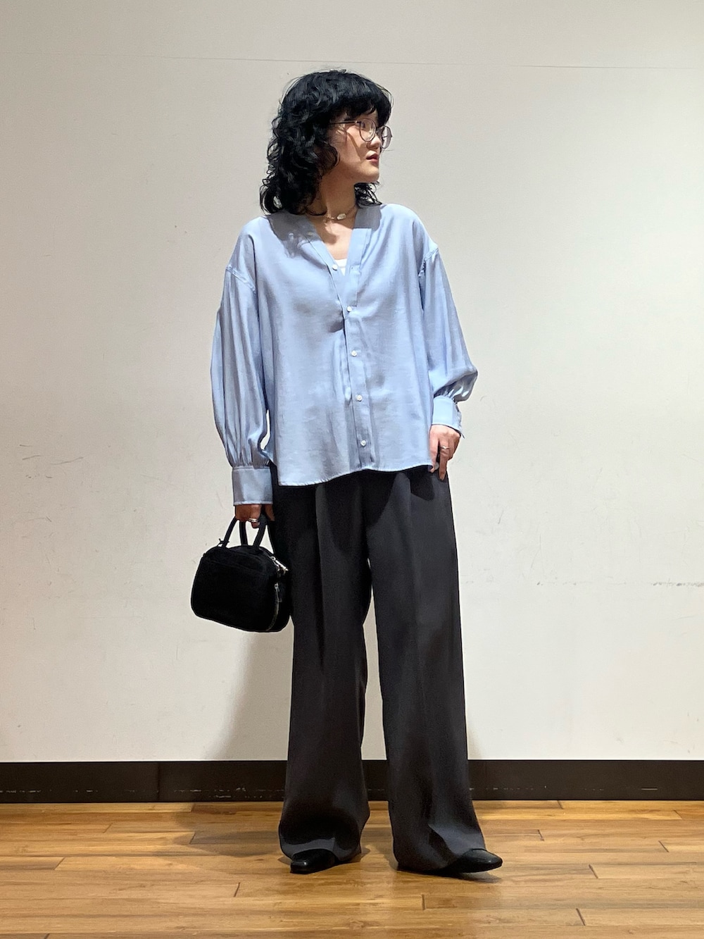 ブルー系のシャツ/ブラウス、グレー系のその他パンツ、ブラック系のローファーを着用したレディースの春コーディネートの3枚目の写真