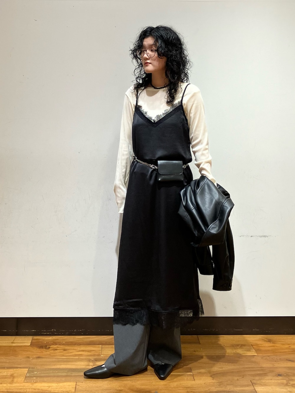 グレー系のその他パンツ、ブラック系のブルゾン、シルバー系のトートバッグを着用したレディースの秋コーディネートの3枚目の写真