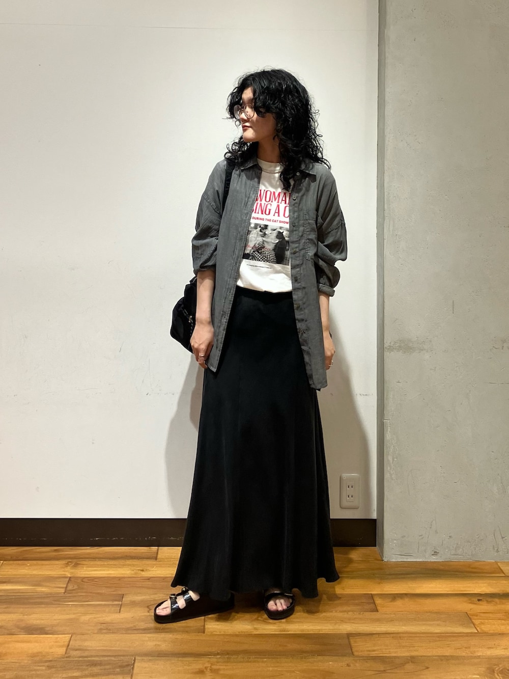 ブラック系のショルダーバッグ、グレー系のシャツ/ブラウス、ホワイト系のTシャツ/カットソーを着用したレディースの夏コーディネートの4枚目の写真
