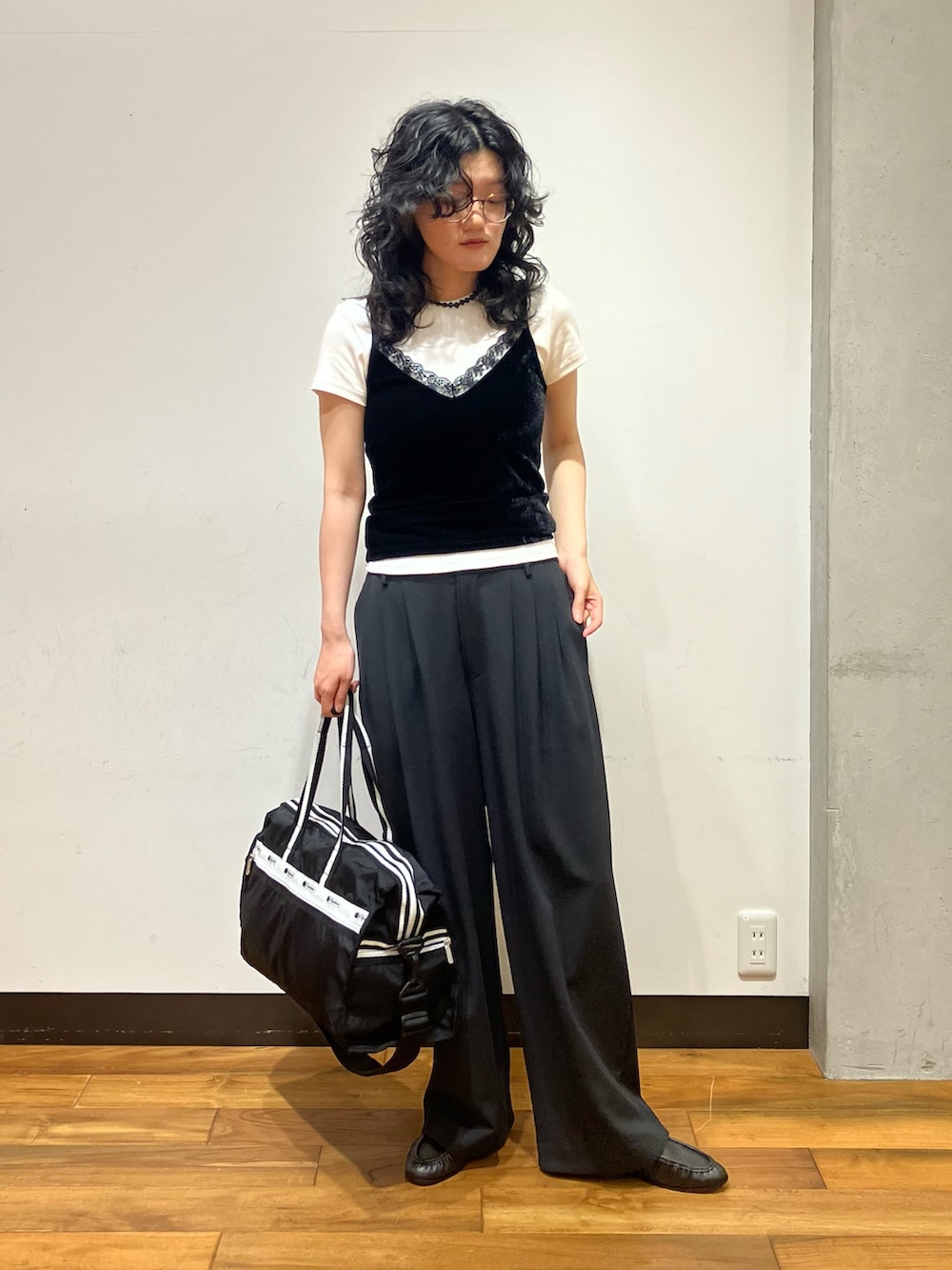 ブラック系のその他パンツ、ブラック系のショルダーバッグ、ブラック系のキャミソールを着用したレディースの夏コーディネートの3枚目の写真