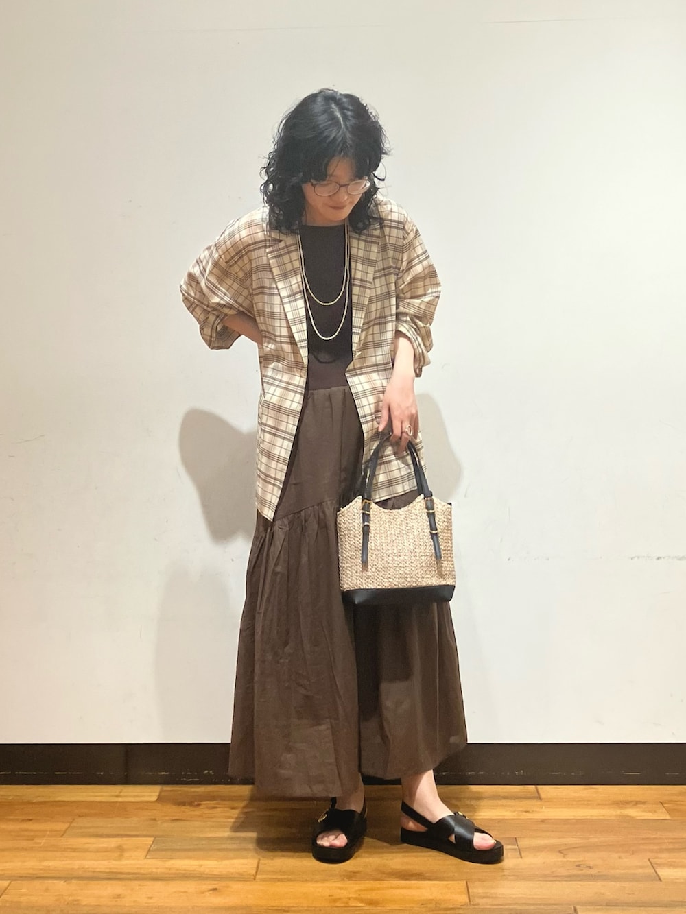 ベージュ系のその他アウター、ブラウン系のワンピース、ブラック系のサンダルを着用したレディースの春コーディネートの3枚目の写真