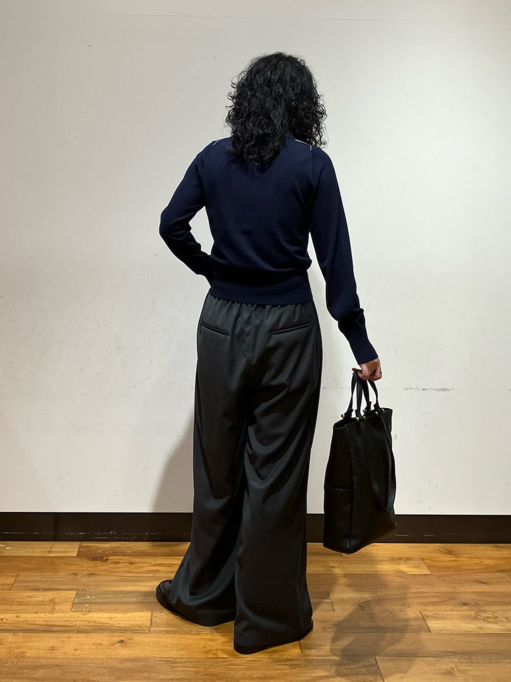 グレー系のその他パンツ、ブルー系のカーディガン/ボレロ、ブラック系のローファーを着用したレディースの秋コーディネートの3枚目の写真