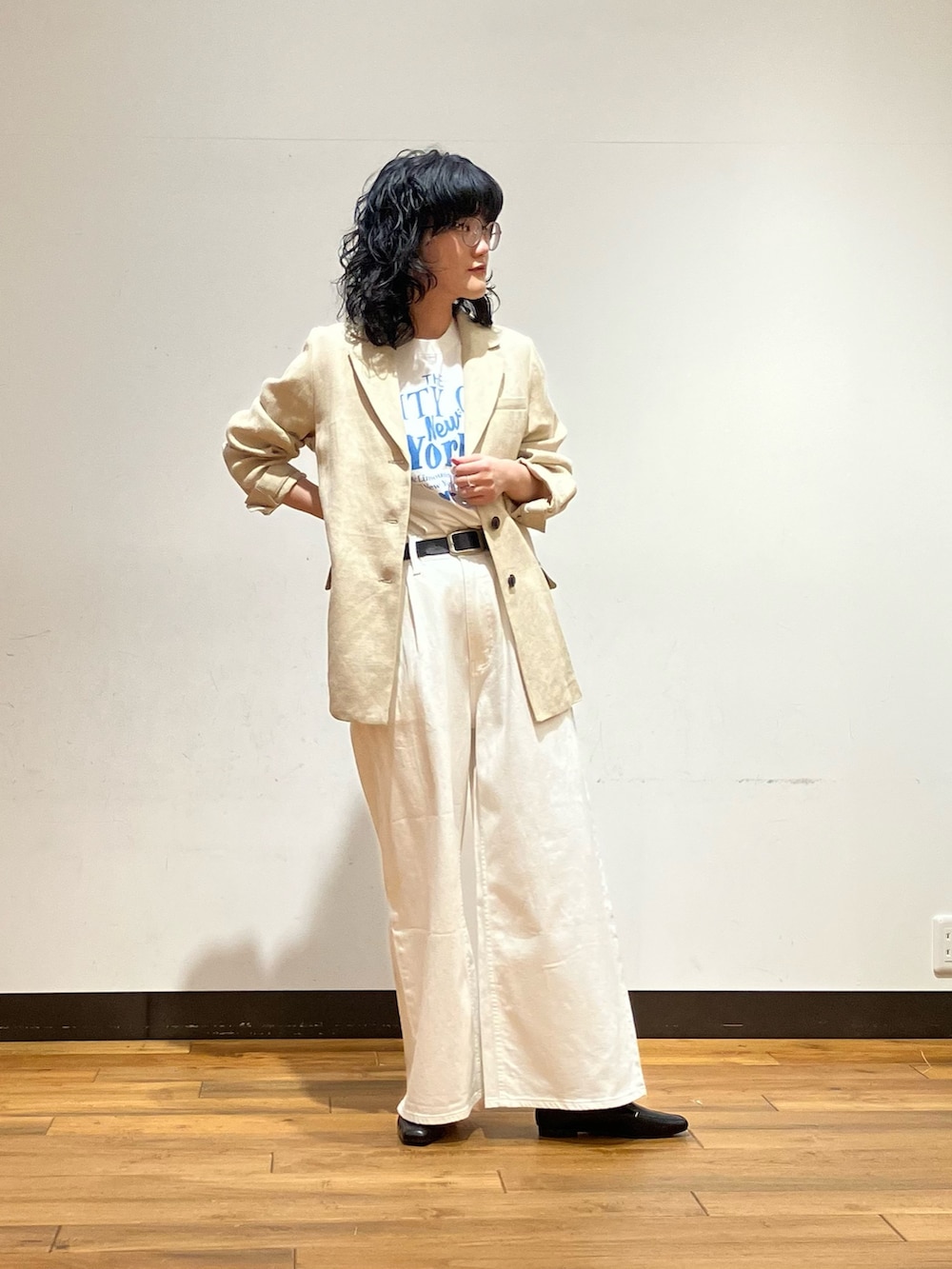 ベージュ系のその他アウター、ブルー系のTシャツ/カットソー、ホワイト系のデニムパンツを着用したレディースの春コーディネートの2枚目の写真