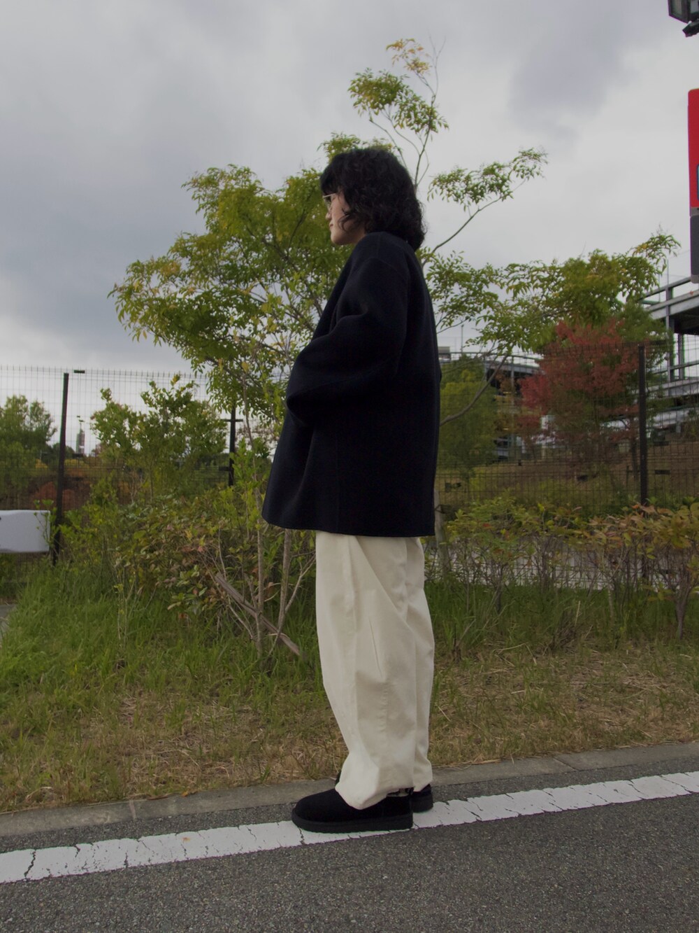 グレー系のニット/セーター、ホワイト系のその他パンツ、ブラック系のその他シューズを着用したレディースの秋コーディネートの3枚目の写真