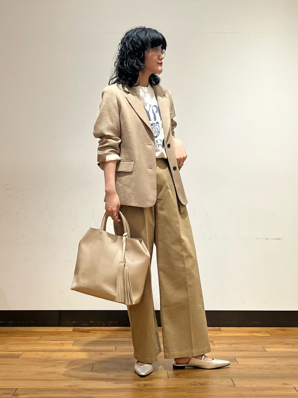 ホワイト系のトートバッグ、ベージュ系のその他パンツ、ベージュ系のその他アウターを着用したレディースの春コーディネートの4枚目の写真