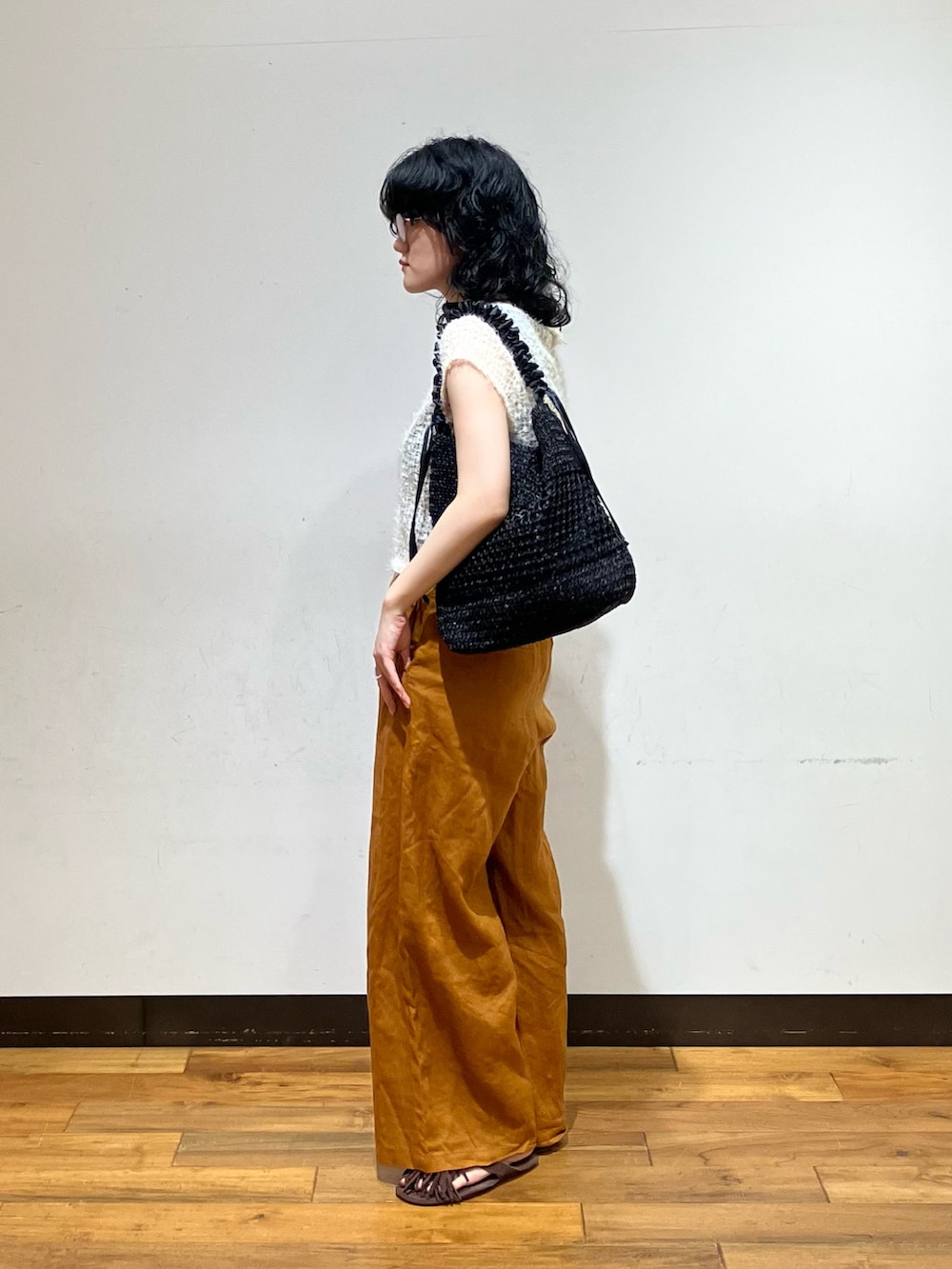 ブラウン系のその他パンツ、ブラック系のショルダーバッグ、ブラウン系のサンダルを着用したレディースの春コーディネートの3枚目の写真