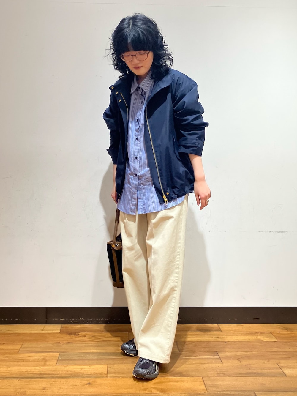 ベージュ系のその他パンツ、ブラック系のスニーカー、ブルー系のその他アウターを着用したレディースの春コーディネートの3枚目の写真