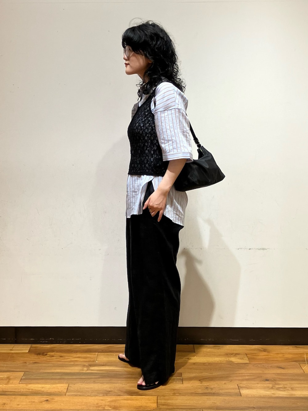 ブラック系のその他パンツ、ブラック系のサンダル、ブラウン系のシャツ/ブラウスを着用したレディースの夏コーディネートの3枚目の写真