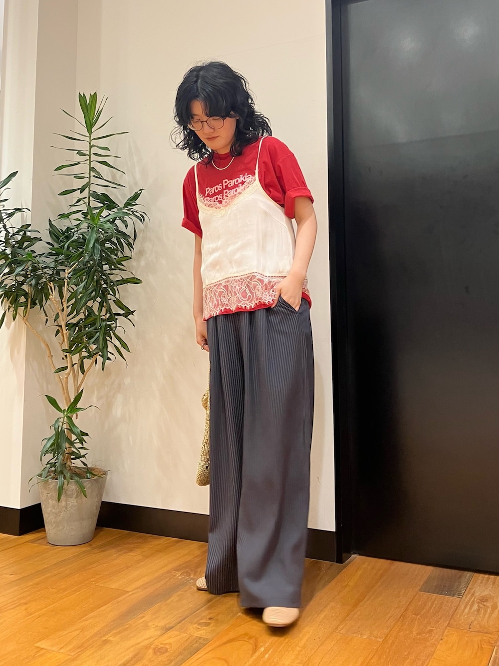 その他のその他パンツ、パープル系のバレエシューズ、ゴールド系のトートバッグを着用したレディースの夏コーディネートの2枚目の写真