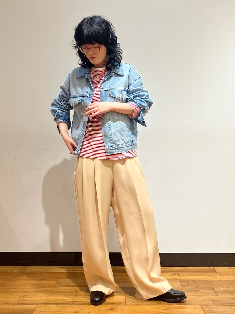 ベージュ系のその他パンツ、ブラック系のローファー、ブルー系のデニムジャケットを着用したレディースの春コーディネートの3枚目の写真