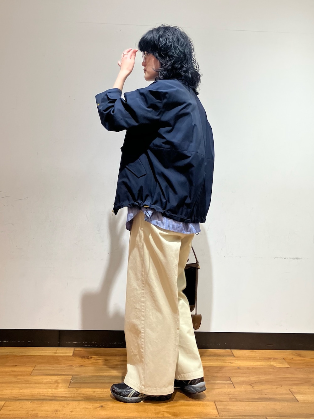 ベージュ系のその他パンツ、ブラック系のスニーカー、ブルー系のその他アウターを着用したレディースの春コーディネートの2枚目の写真