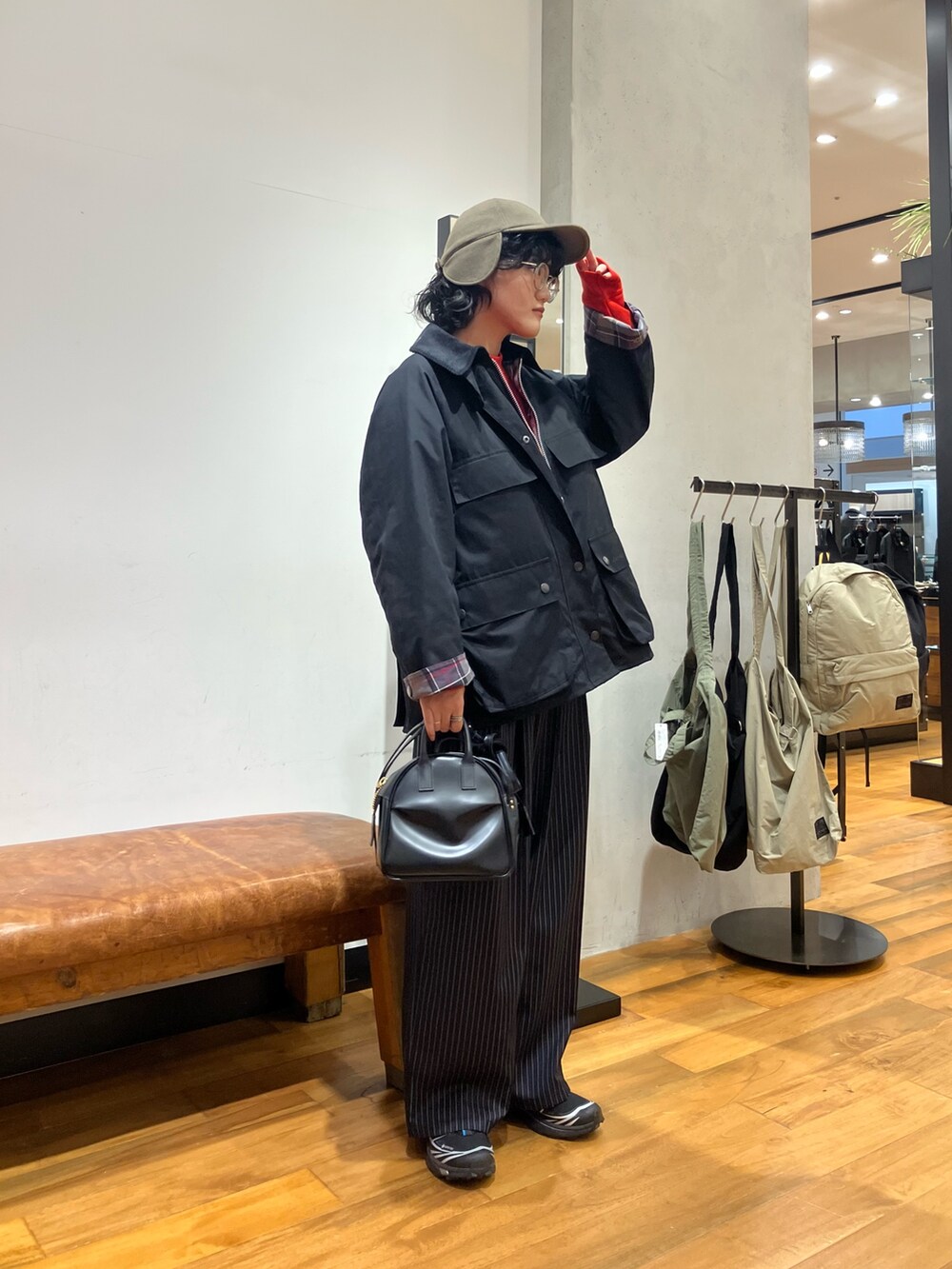 ブラック系のその他アウター、グレー系のその他パンツ、ブラック系のスニーカーを着用したレディースの秋コーディネートの2枚目の写真