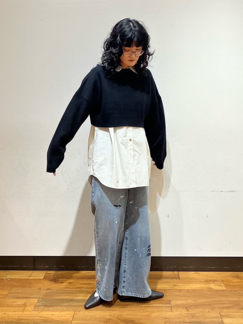その他のシャツ/ブラウス、ブルー系のデニムパンツ、ブラック系のニット/セーターを着用したレディースの秋コーディネートの2枚目の写真