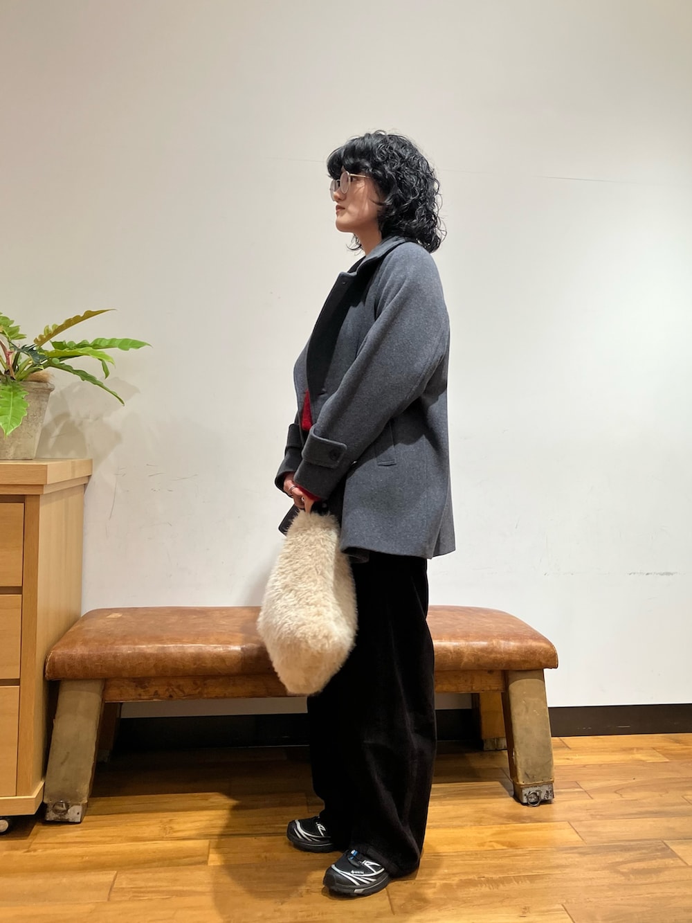 レッド系のニット/セーター、グレー系のピーコート、グレー系のその他パンツを着用したレディースの秋コーディネートの3枚目の写真