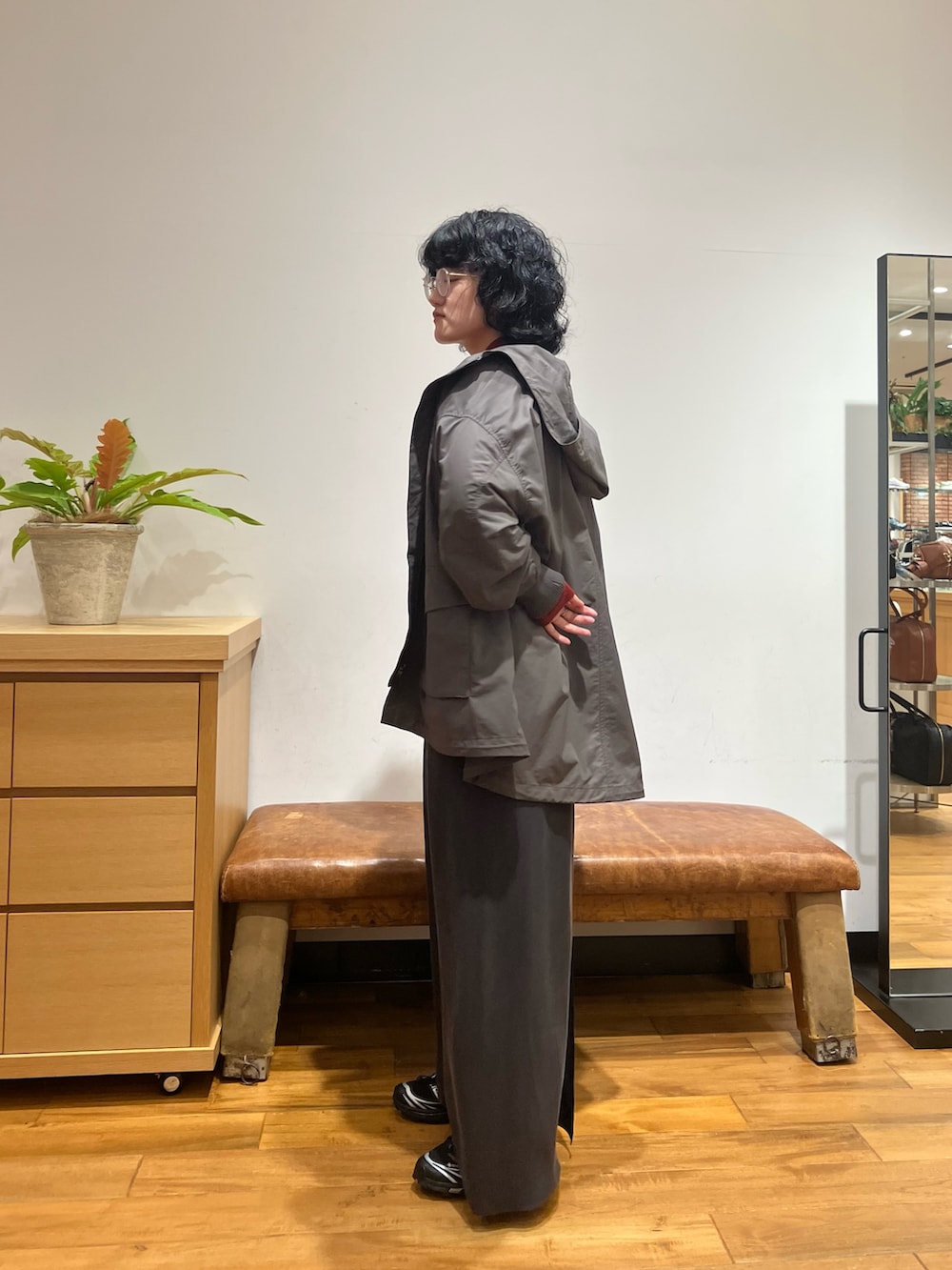 「ジップパーカー、秋っぽコーデ更新中、新作スニーカーコーデ、季節の変わり目羽織コーデ、お出かけコーデ、ジャケット/アウター、アーバンリサーチ、URBAN RESEARCH」｜「URBAN RESEARCHのコットンナイロンマウンテンパーカー（マウンテンパーカー、グレー系）」を使った、NIKAIDOさん（レディース・165cm）の秋コーディネートの3枚目の写真