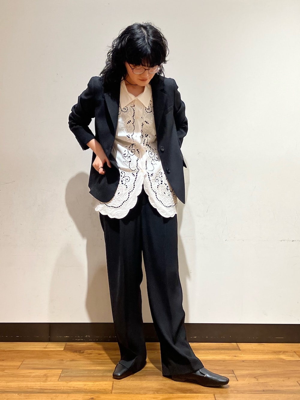 ブラック系のテーラードジャケット、ホワイト系のシャツ/ブラウス、ブラック系のローファーを着用したレディースの春コーディネートの2枚目の写真