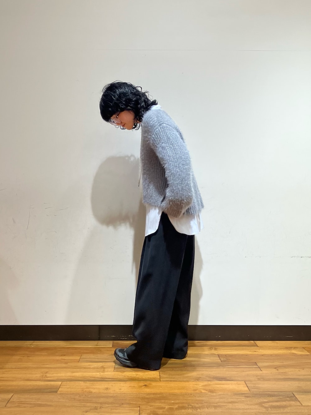 ブラック系のその他パンツ、ブルー系のシャツ/ブラウス、ブラック系のスニーカーを着用したレディースの冬コーディネートの3枚目の写真