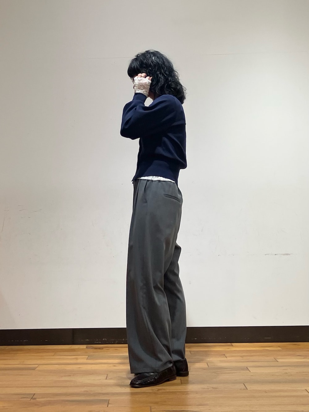 グレー系のその他パンツ、ホワイト系のTシャツ/カットソー、ブルー系のカーディガン/ボレロを着用したレディースの春コーディネートの2枚目の写真