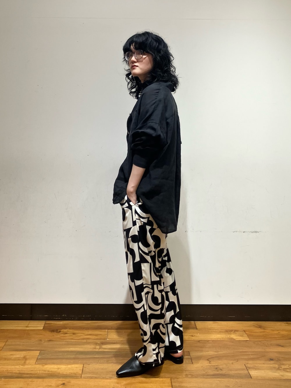 ブラック系のその他パンツ、ブラック系のその他シューズ、グレー系のタンクトップを着用したレディースの春コーディネートの4枚目の写真