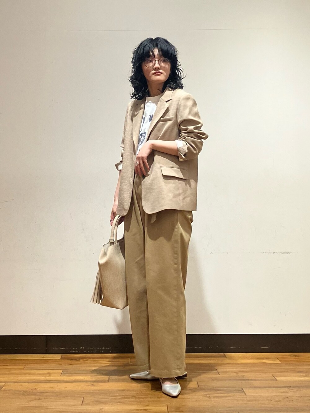 ホワイト系のトートバッグ、ベージュ系のその他パンツ、ベージュ系のその他アウターを着用したレディースの春コーディネートの5枚目の写真