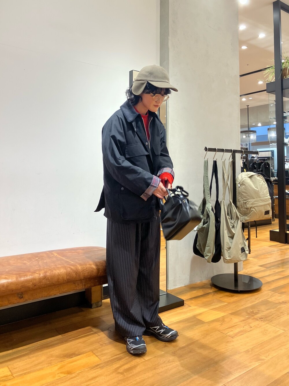 ブラック系のその他アウター、グレー系のその他パンツ、ブラック系のスニーカーを着用したレディースの秋コーディネートの3枚目の写真