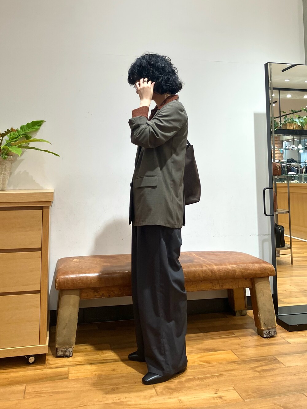 ブラウン系のニット/セーター、グレー系のその他パンツ、ブラック系のローファーを着用したレディースの秋コーディネートの3枚目の写真