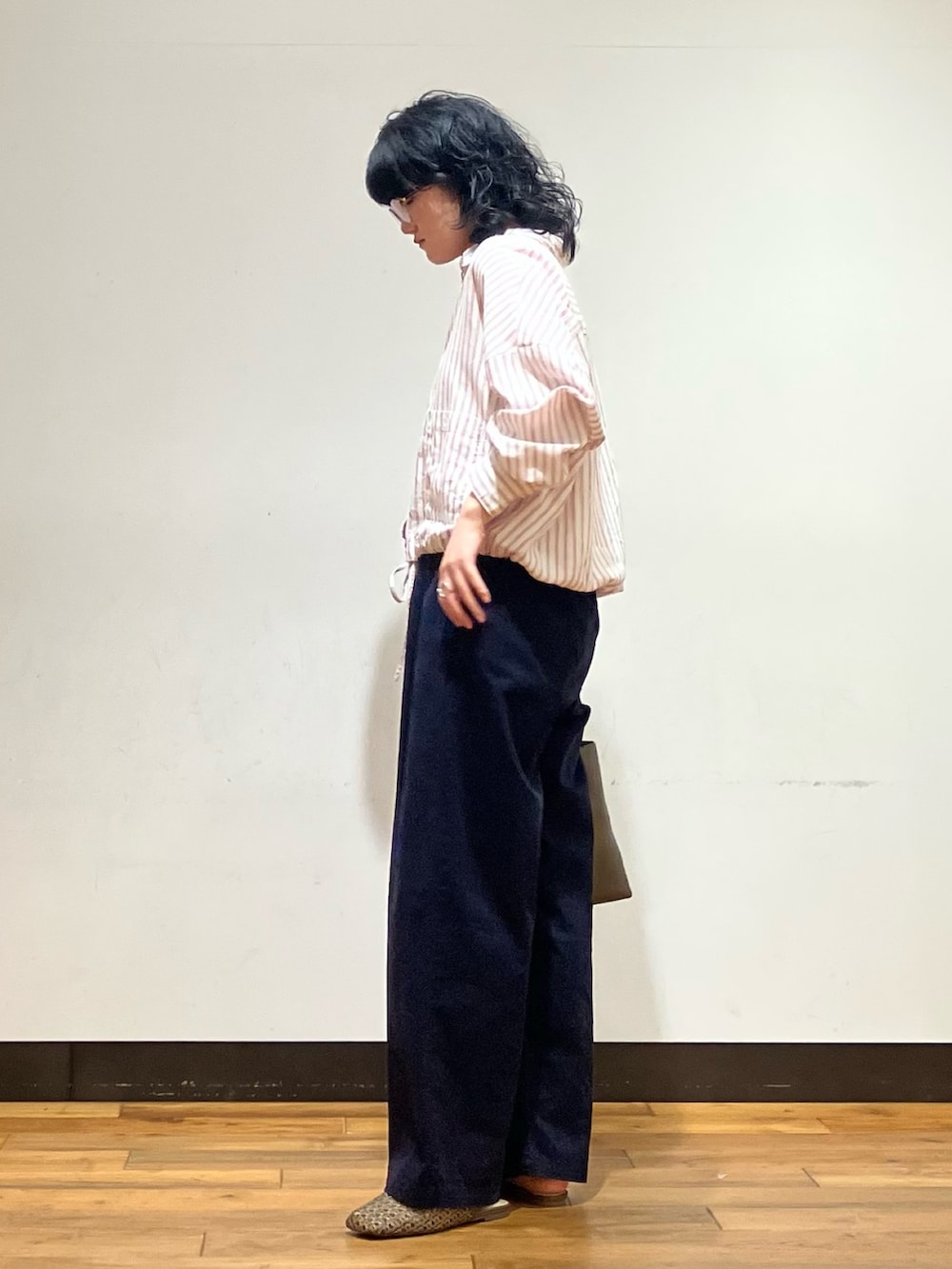 ブルー系のその他パンツ、グレー系のトートバッグ、ブラウン系のサンダルを着用したレディースの春コーディネートの3枚目の写真