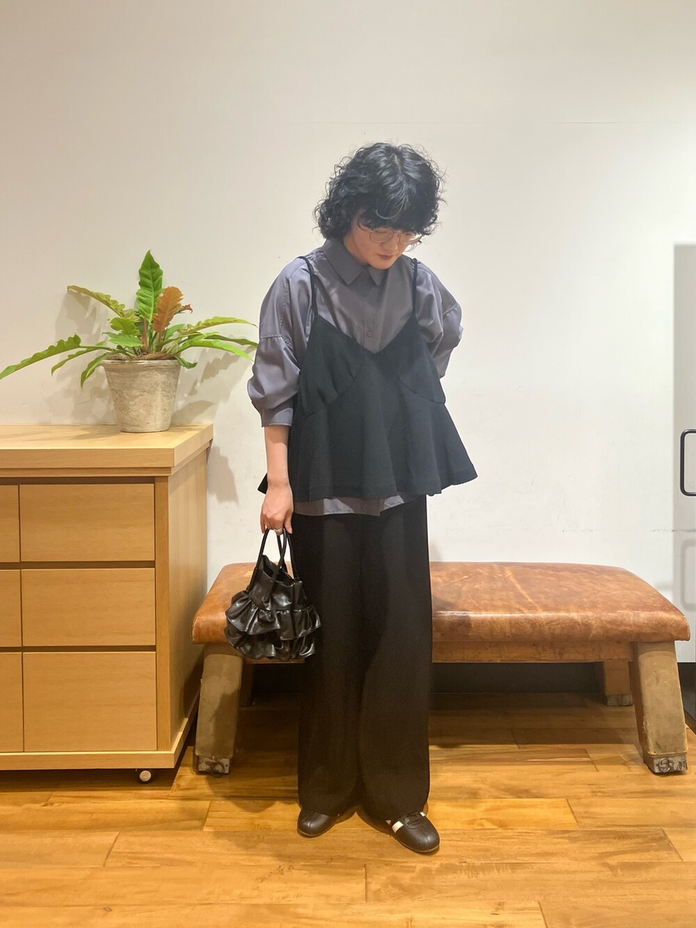 ブラック系のキャミソール、グレー系のシャツ/ブラウス、ブラック系のスニーカーを着用したレディースの秋コーディネートの3枚目の写真