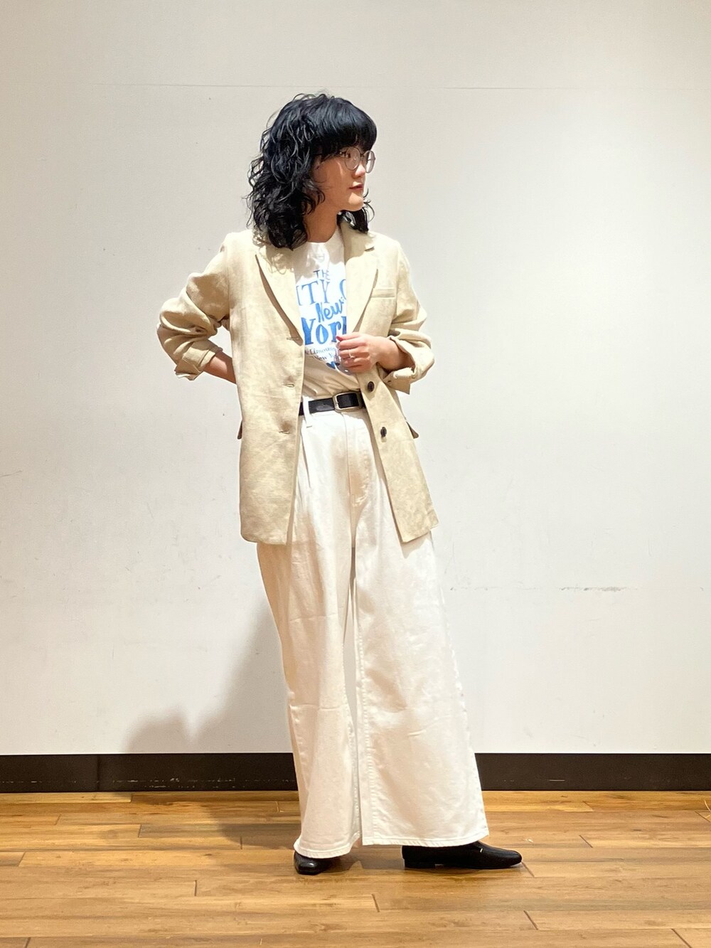 ベージュ系のその他アウター、ブルー系のTシャツ/カットソー、ホワイト系のデニムパンツを着用したレディースの春コーディネートの4枚目の写真