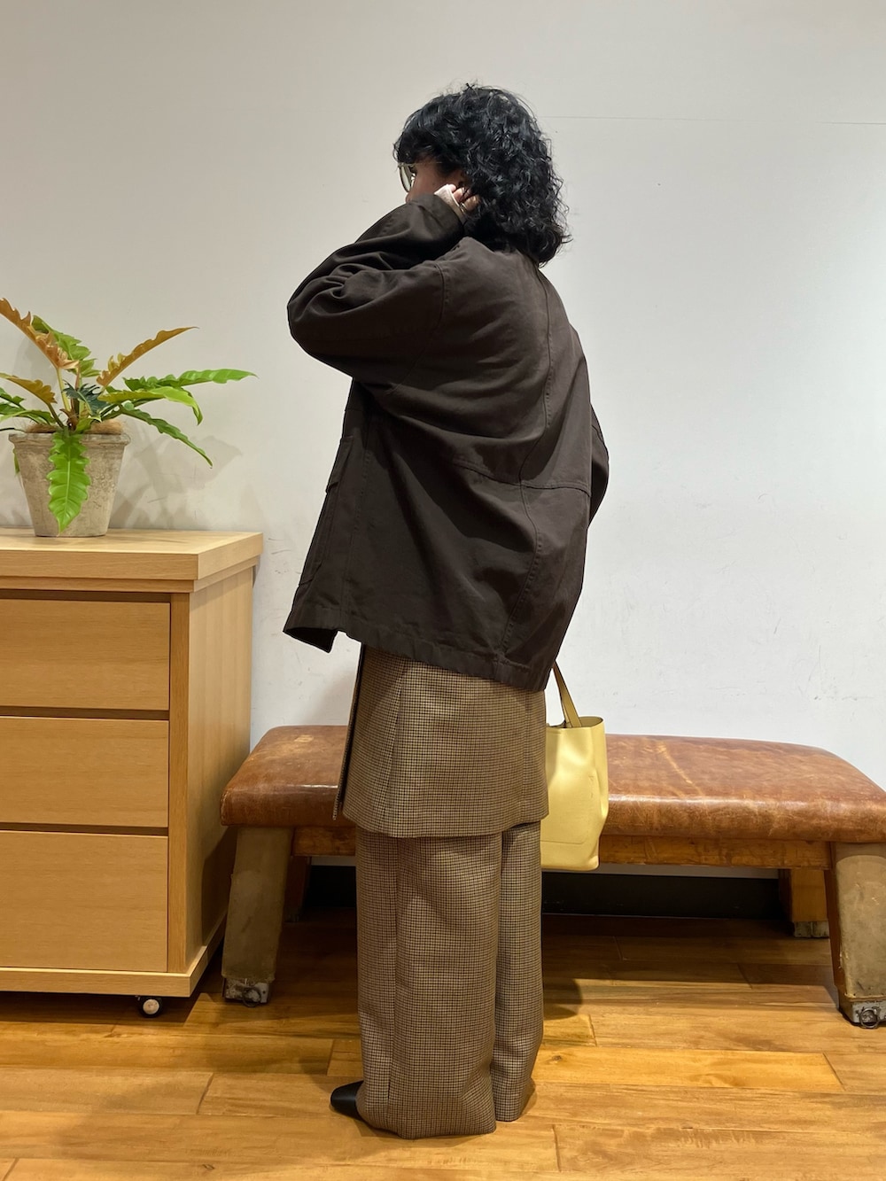 イエロー系のスカート、イエロー系のその他パンツ、ブラウン系のカバーオールを着用したレディースの秋コーディネートの4枚目の写真