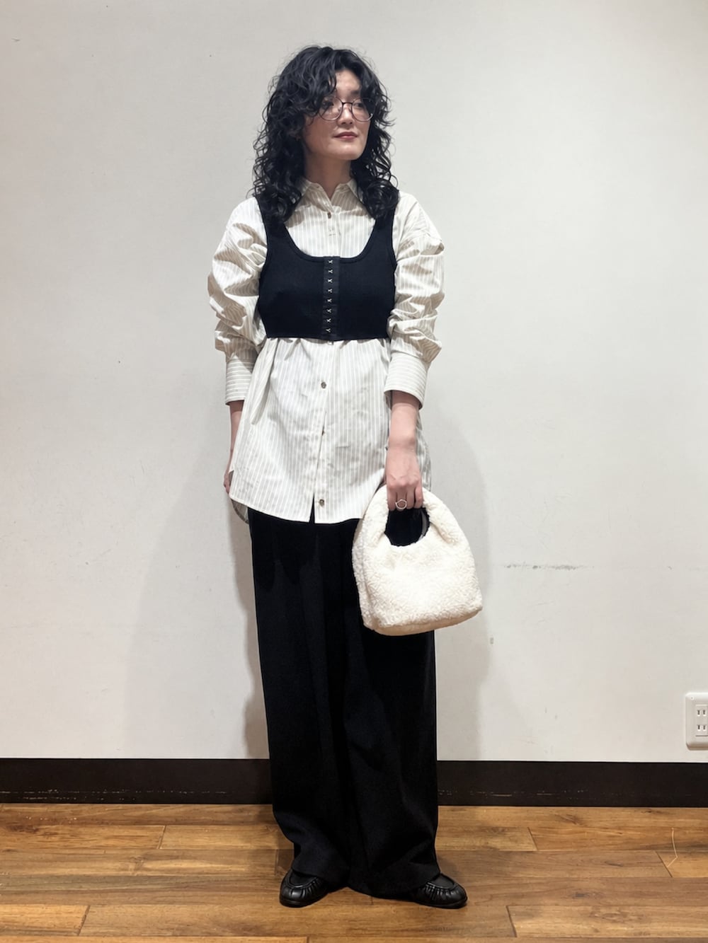 ブラック系のニット/セーター、その他のシャツ/ブラウス、ブラック系のその他パンツを着用したレディースの秋コーディネートの2枚目の写真