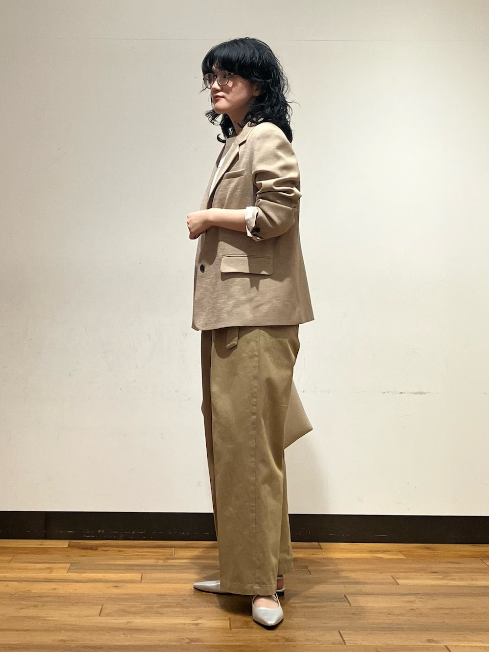 ホワイト系のトートバッグ、ベージュ系のその他パンツ、ベージュ系のその他アウターを着用したレディースの春コーディネートの3枚目の写真