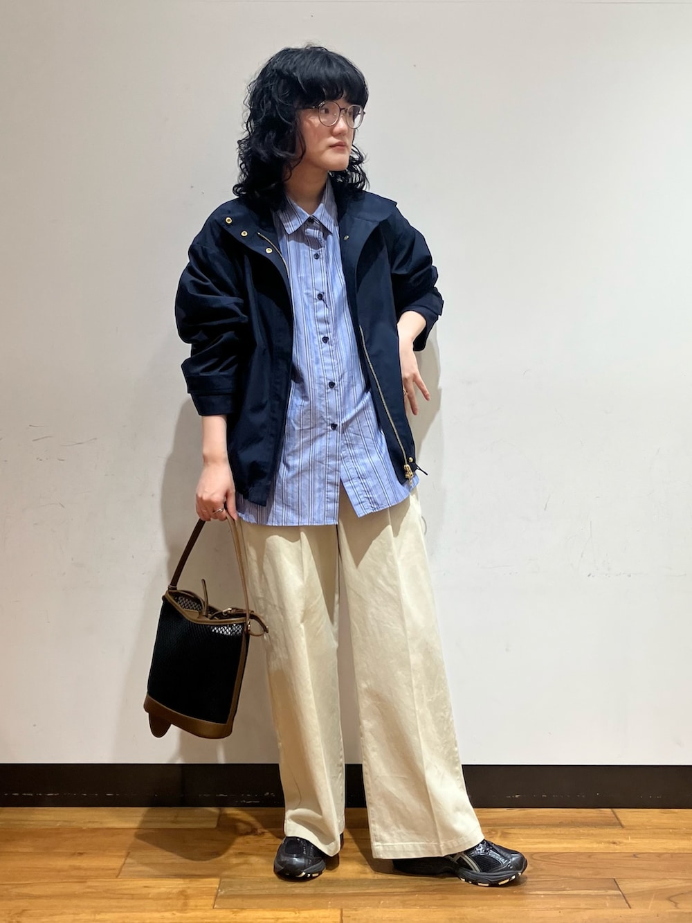 ベージュ系のその他パンツ、ブラック系のスニーカー、ブルー系のその他アウターを着用したレディースの春コーディネートの4枚目の写真