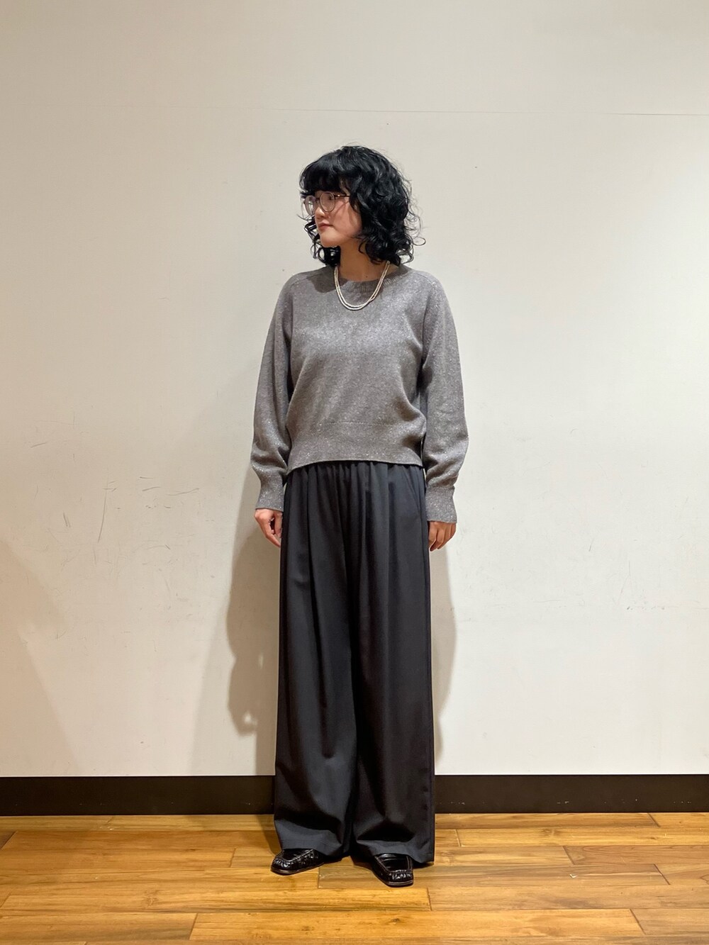 グレー系のその他パンツ、ブラック系のショルダーバッグ、ホワイト系のピーコートを着用したレディースの冬コーディネートの4枚目の写真