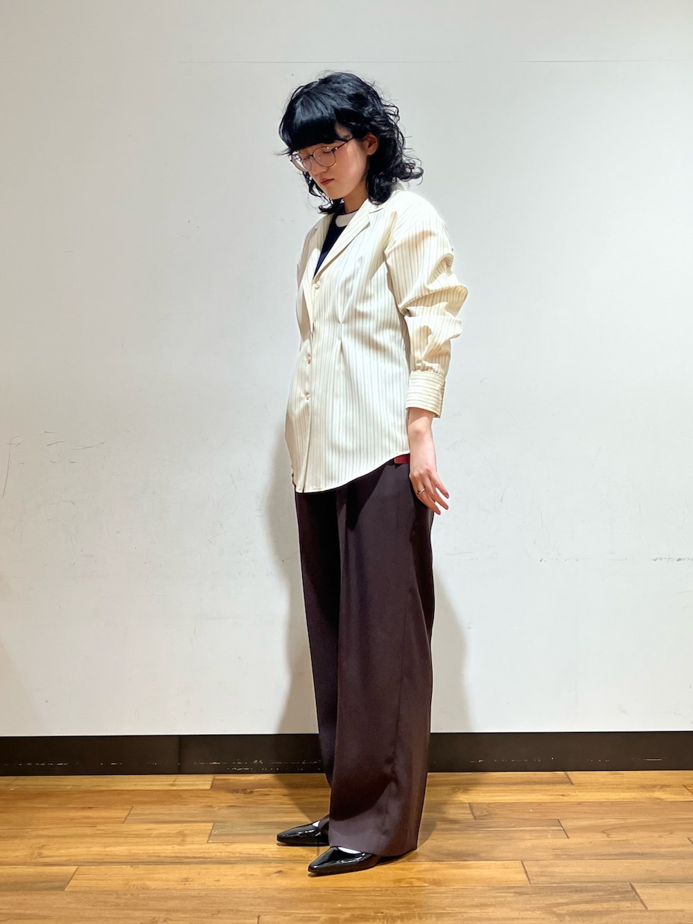 ブラウン系のその他パンツ、その他のシャツ/ブラウス、ブルー系のタンクトップを着用したレディースの春コーディネートの2枚目の写真