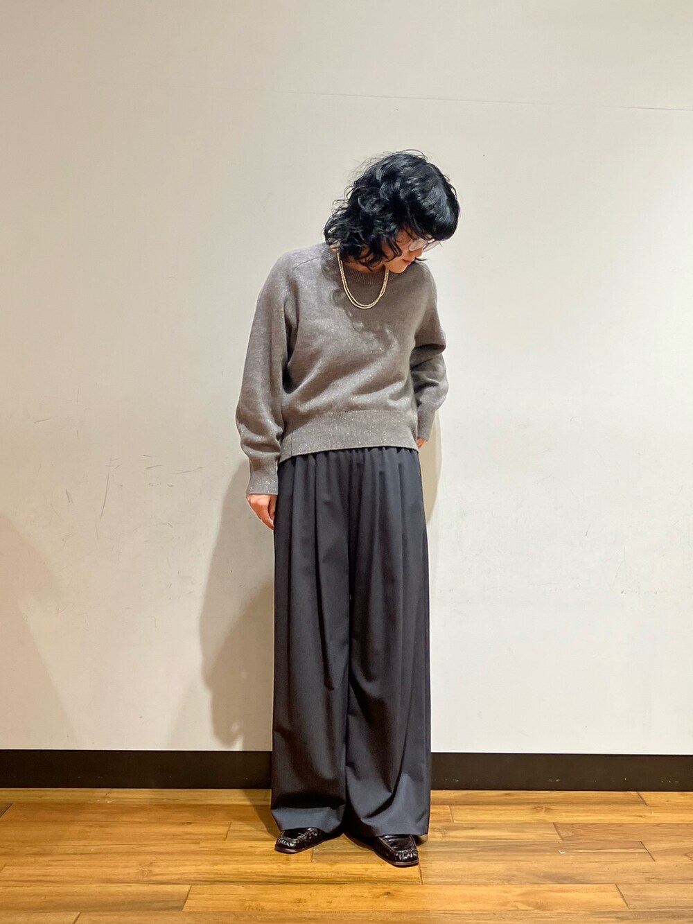 グレー系のその他パンツ、ブラック系のショルダーバッグ、ホワイト系のピーコートを着用したレディースの冬コーディネートの3枚目の写真