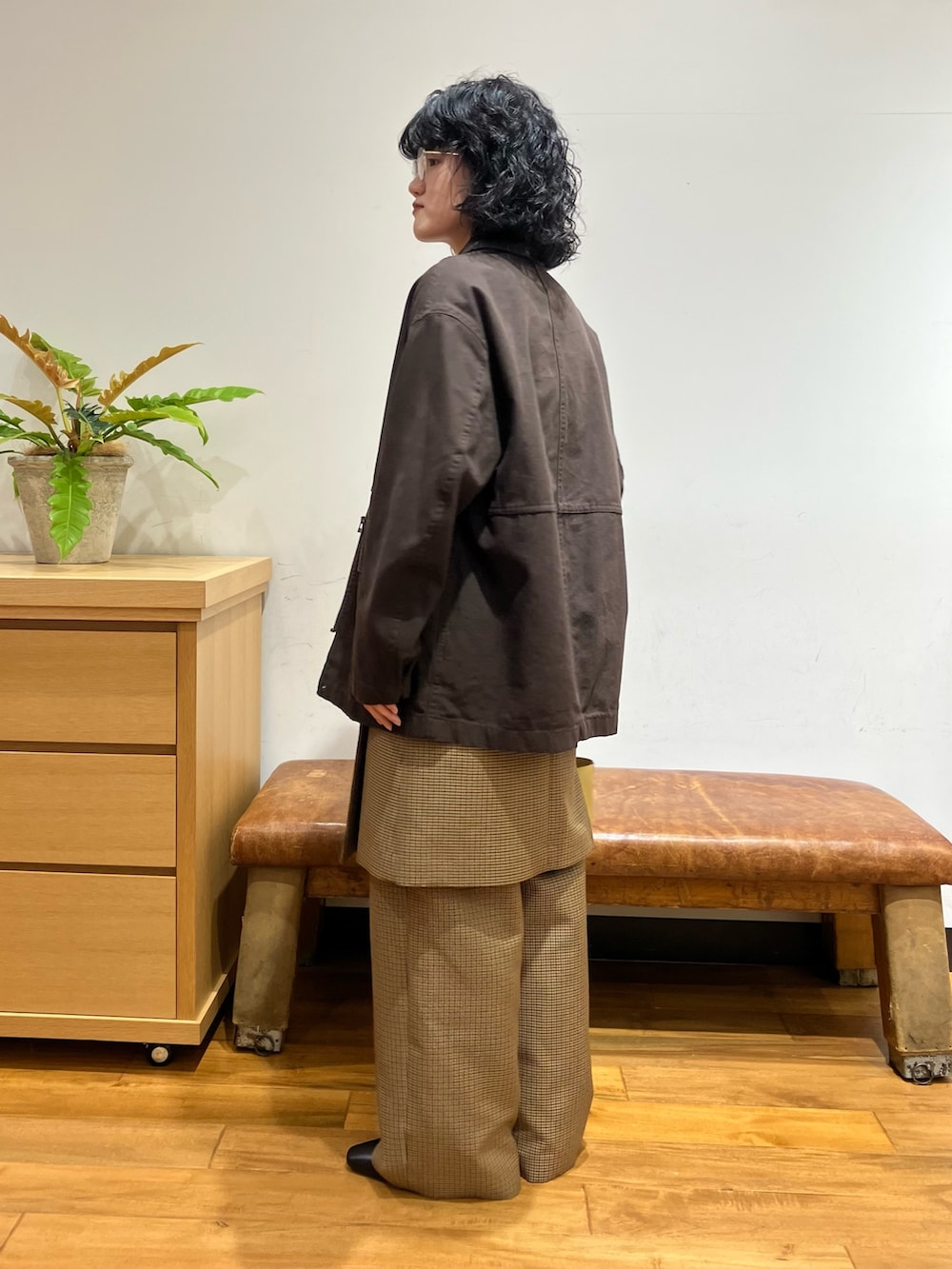 イエロー系のスカート、イエロー系のその他パンツ、ブラウン系のカバーオールを着用したレディースの秋コーディネートの2枚目の写真