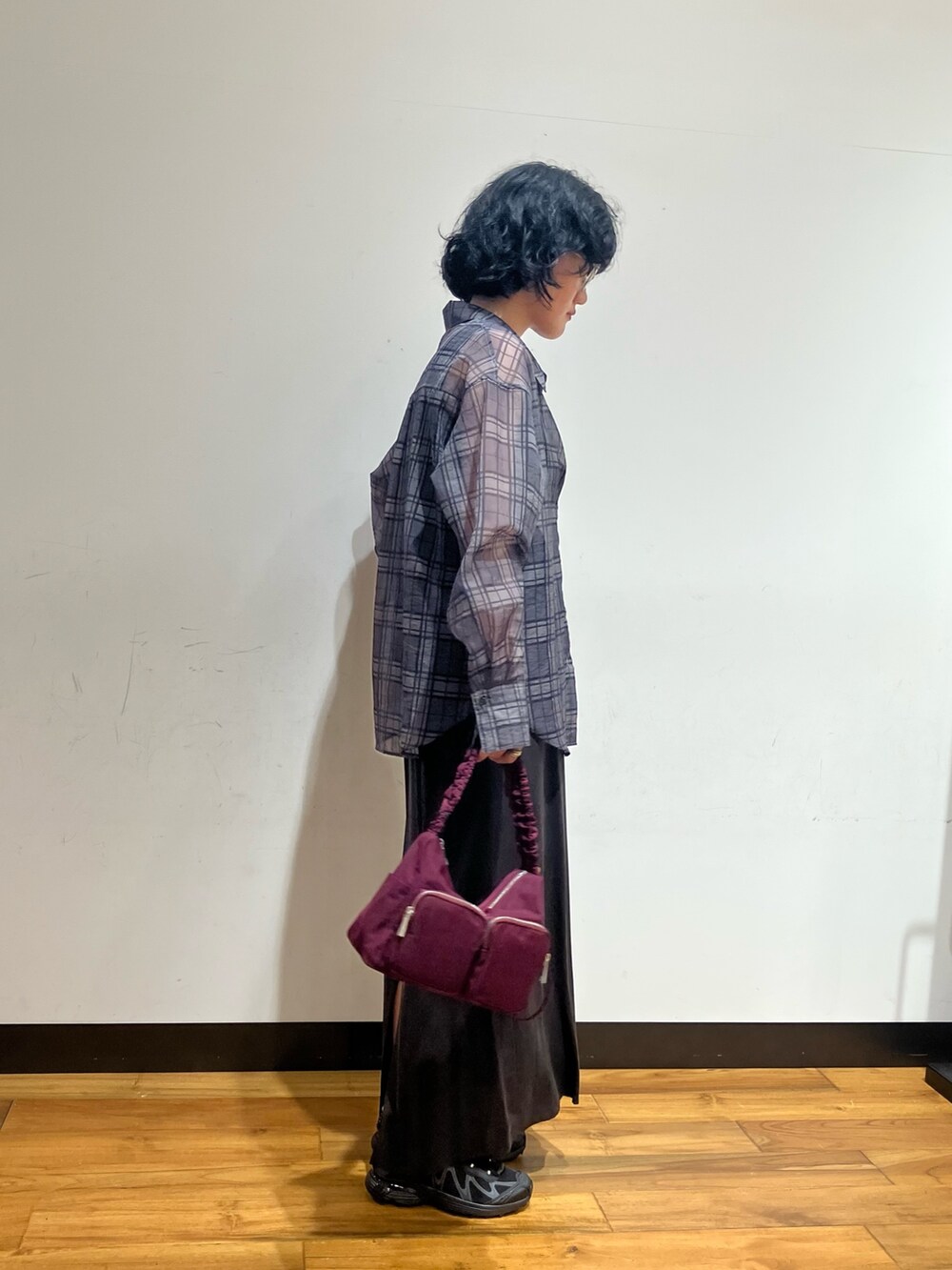 グレー系のシャツ/ブラウス、ブラウン系のスカート、ブラック系のスニーカーを着用したレディースの秋コーディネートの2枚目の写真