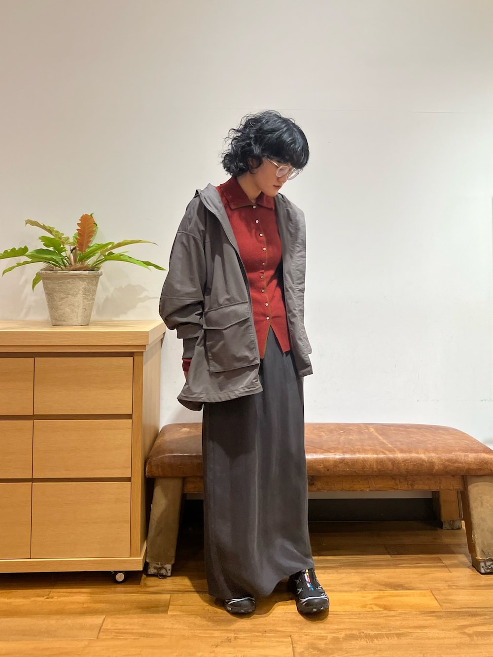「ジップパーカー、秋っぽコーデ更新中、新作スニーカーコーデ、季節の変わり目羽織コーデ、お出かけコーデ、ジャケット/アウター、アーバンリサーチ、URBAN RESEARCH」｜「URBAN RESEARCHのコットンナイロンマウンテンパーカー（マウンテンパーカー、グレー系）」を使った、NIKAIDOさん（レディース・165cm）の秋コーディネートの2枚目の写真